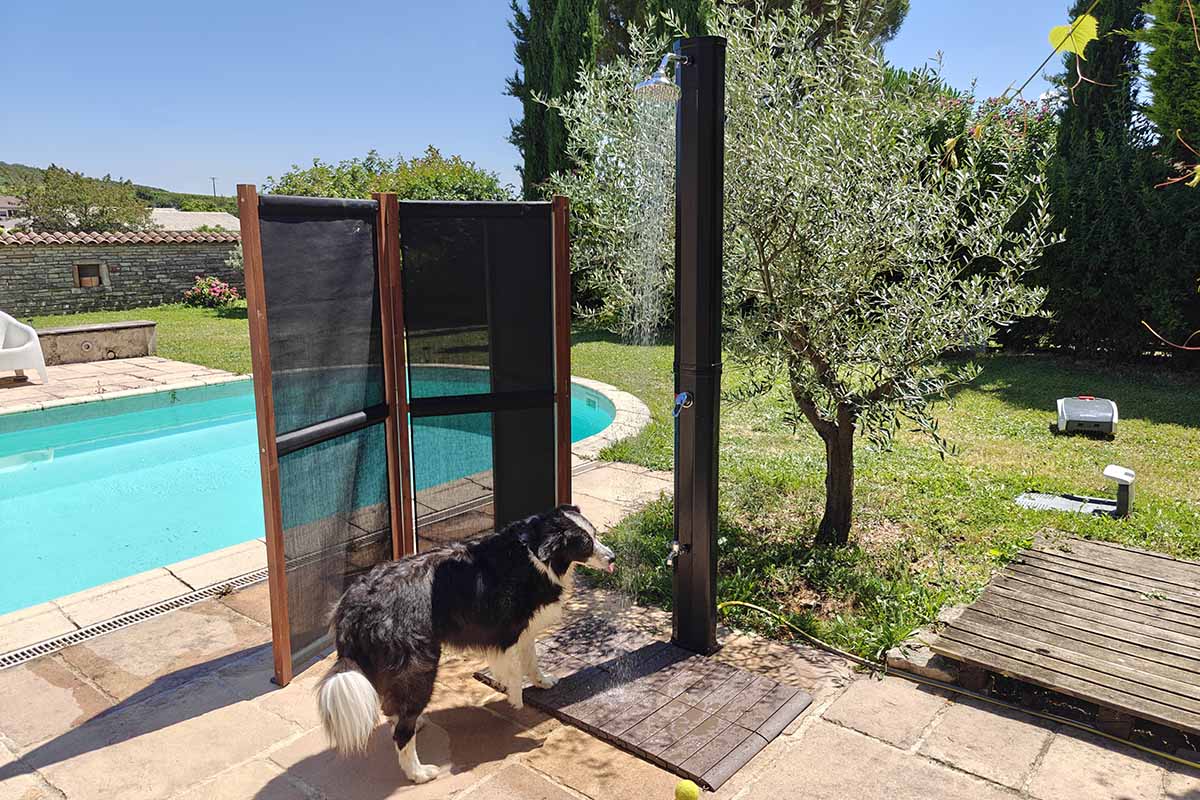 Une douche solaire qui ravit toute la famille et même les animaux !