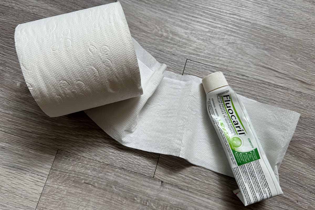 Du papier toilette et du dentifrice pour faire un répulsif anti-moustiques.