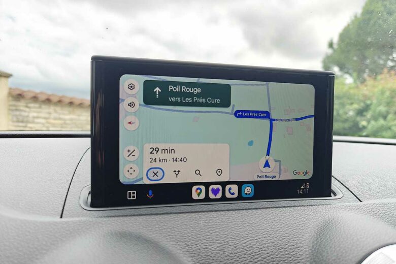 Google Maps n'affiche pas les radars en France conformément à la loi qui l'interdit.