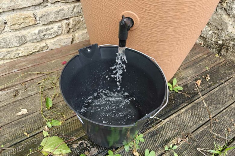 Installer un récupérateur d'eau de pluie vous permet d'économiser de l'eau sanitaire potable