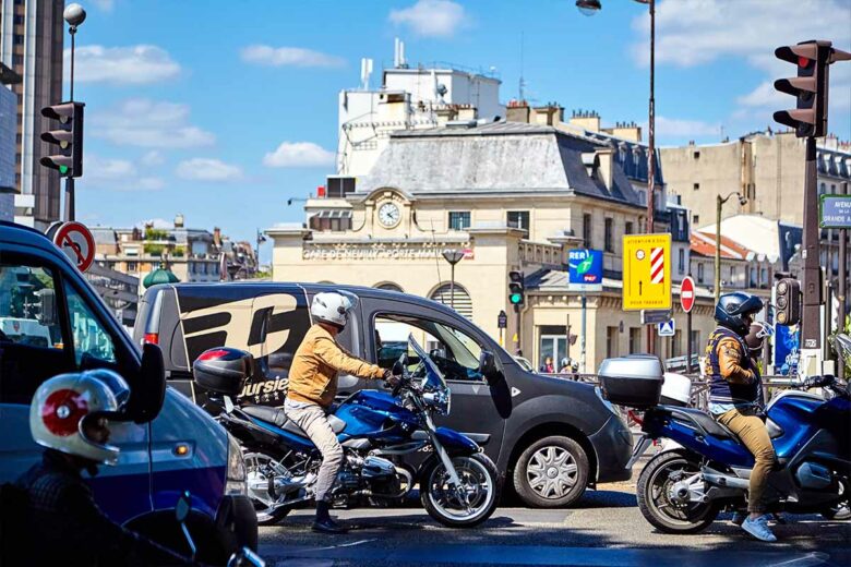 Remonter le trafic dense de la circulation à moto est de nouveau interdit à partir du 1ᵉʳ aout 2024.