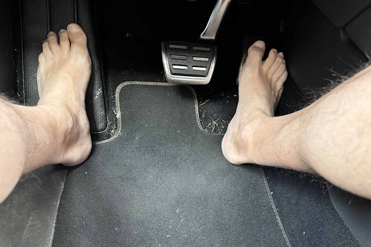 La conduite nu pieds est-elle autorisée en France ?