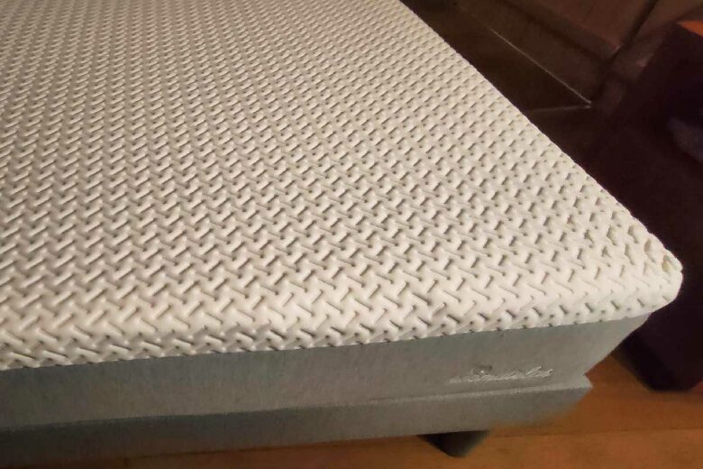 Un matelas hybride fabriqué à partir de latex, mémoire de forme et de mousse polyuréthane HD.