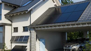 Différents panneaux solaires et une batterie résidentielle de la gamme Beem Energy.