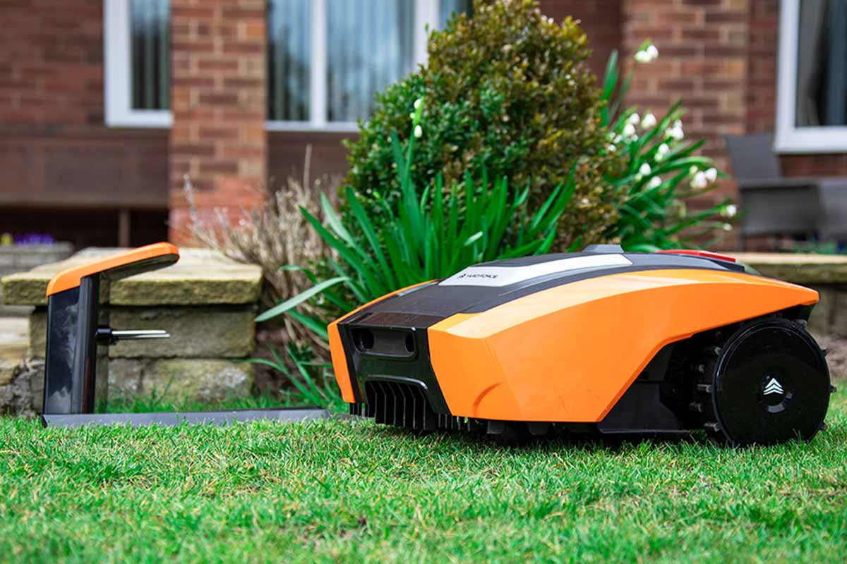 Avec un robot tondeuse, fini la corvée de tonte au jardin.