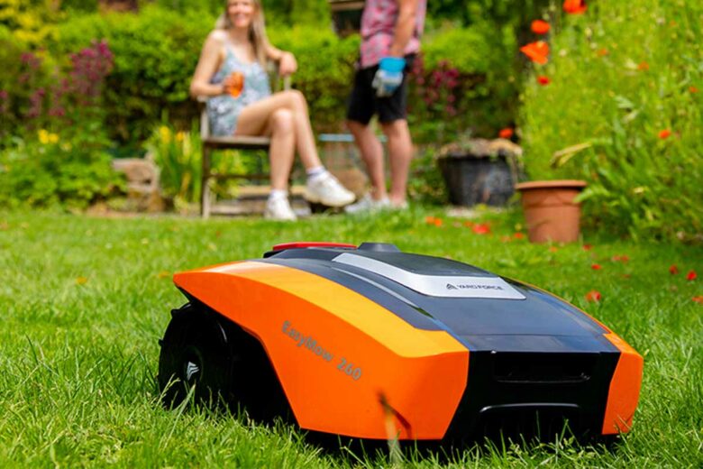 Robot tondeuse Yard Force, ce modèle est destiné aux petits jardins.