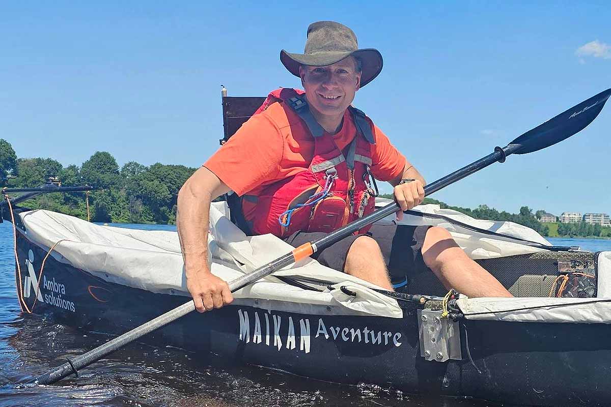 Un aventurier transforme son canoé en un engin de transport multifonction.