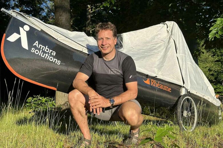 Il transforme son canoé en vélo, pédalo, voilier.