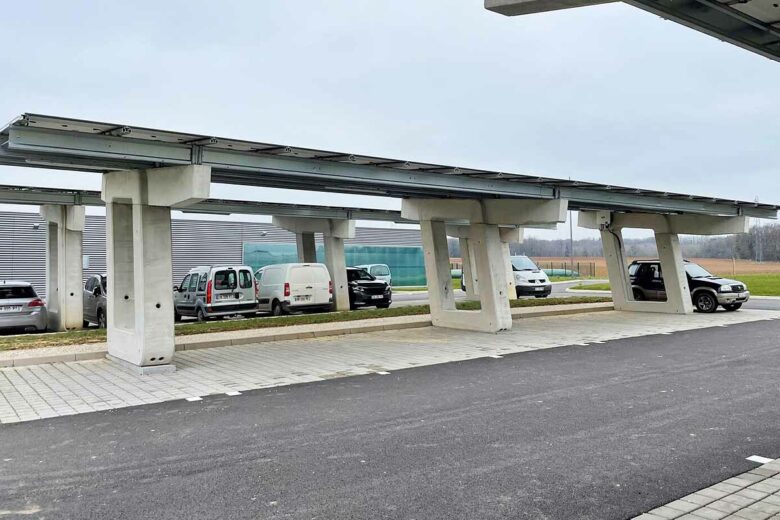 Des carports / ombrières avec des structures en béton.