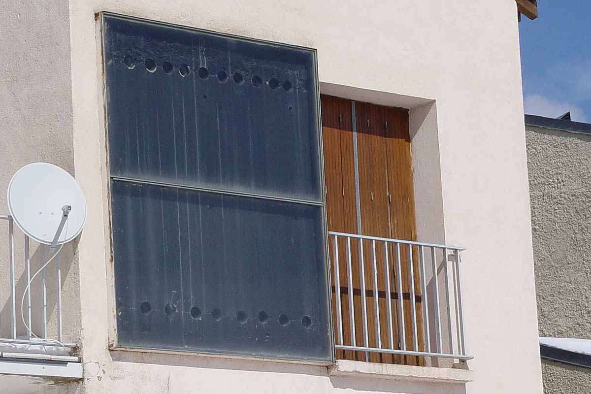 Un mur Trombe servant à chauffer et à réguler la chaleur de manière passive dans une habitation.