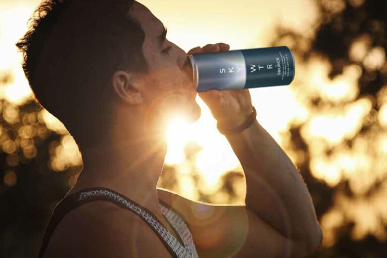 Des canettes d'eau produites à partir de l'humidité de l'air.