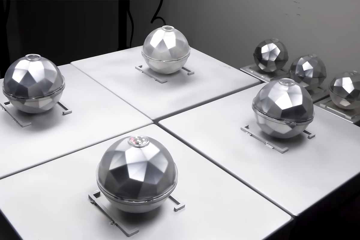 Des sphères capables d'emmagasiner l'énergie lumineuse et la transformer en électricité.