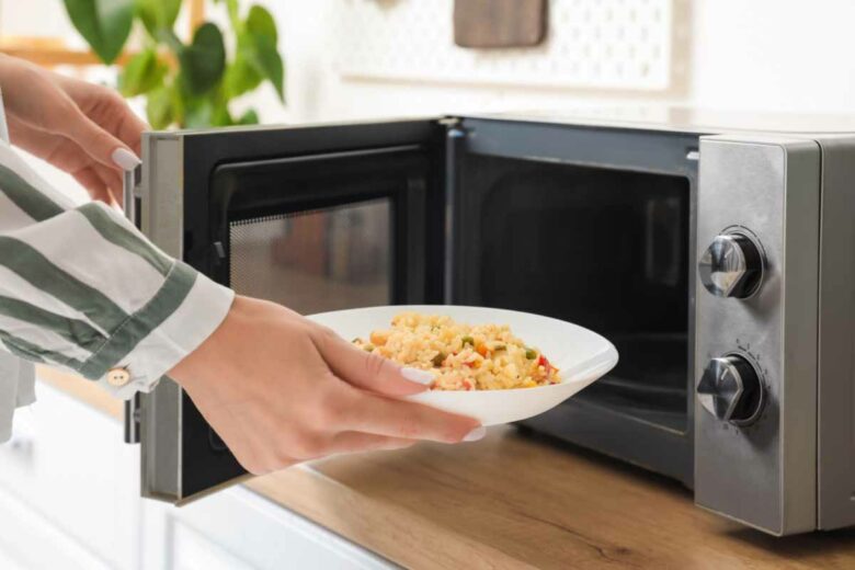Le four micro-onde, une invention bien pratique qui permet de réchauffer les aliments rapidement.