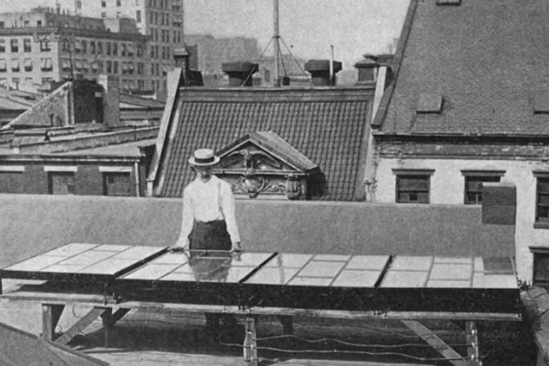 G. Cove en 1909, se tenant devant ses générateurs solaires.