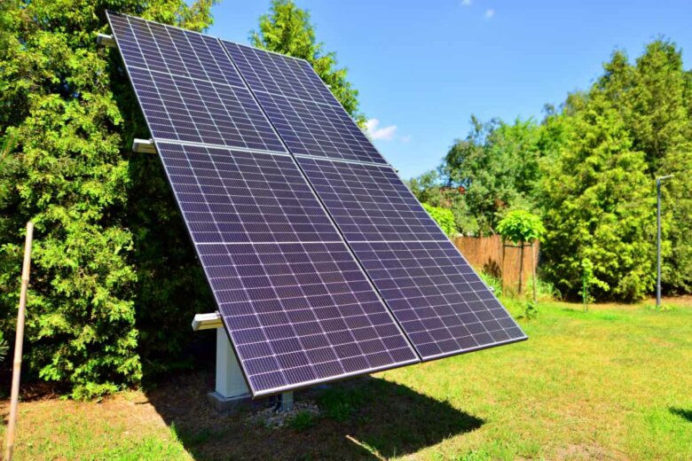 Deux théories existent quant à l'inventeur du panneau solaire.