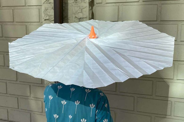 Un concept de parapluie en origami.