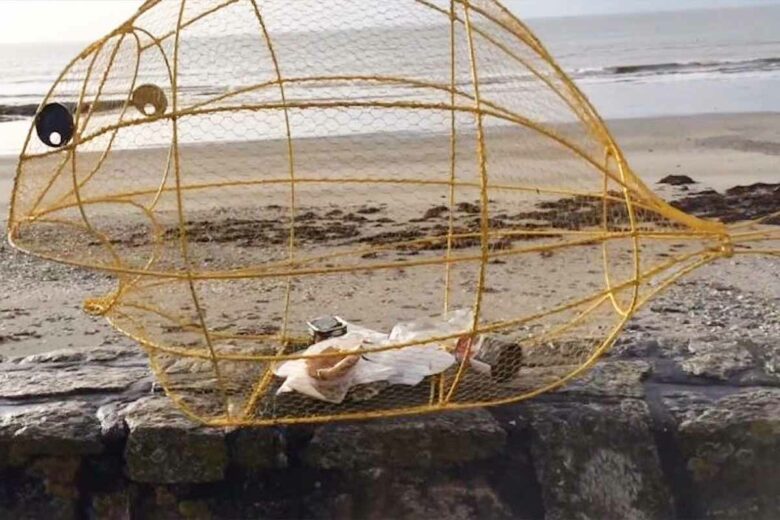 Une poubelle en forme de poisson pour sensibiliser le public à propos des déchets.