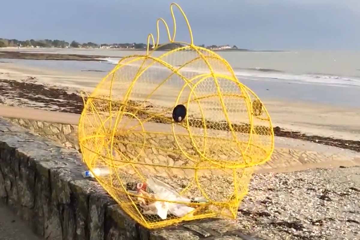 Un retraité fabrique des poubelles en forme de poisson.