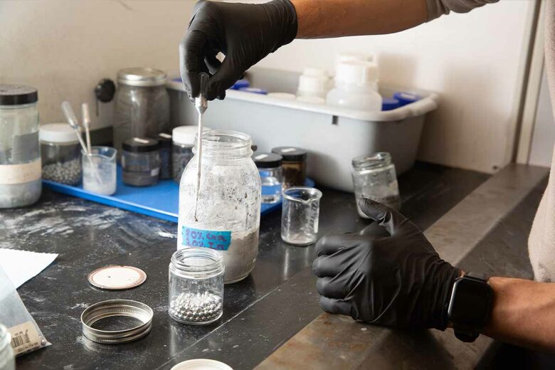 Production d'hydrogène en laboratoire avec de l'aluminium et de l'eau de mer.