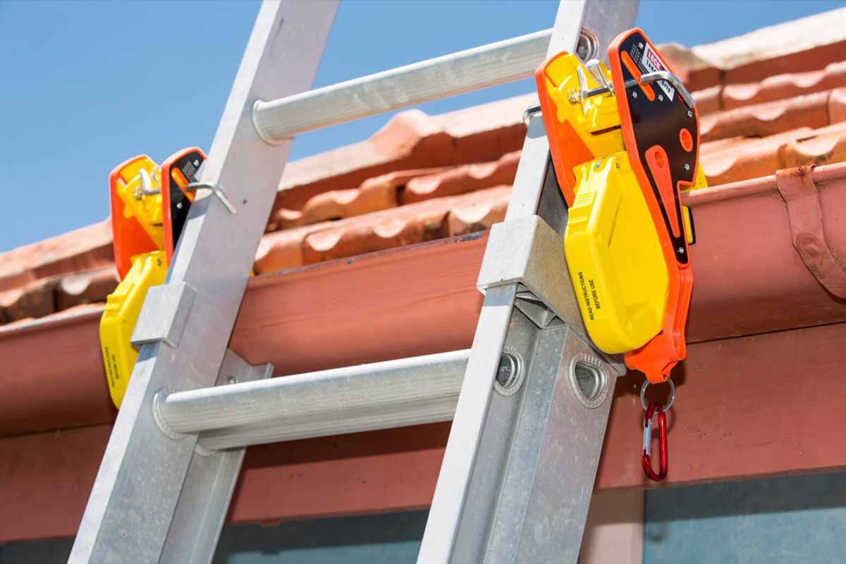 Un système d'accroche pour stabiliser et sécuriser une échelle lors de travaux en hauteur.