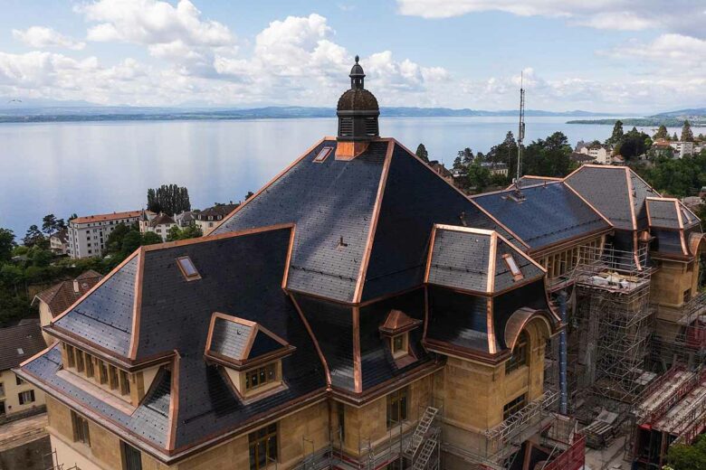 Rénovation complète de la toiture du Collège des Parcs à Neufchâtel avec des tuiles solaires.