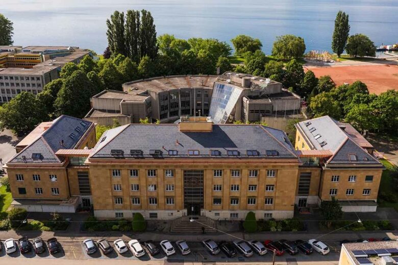 La toiture du bâtiment universitaire Breguet 2 à Neufchâtel a été rénovée avec des tuiles solaires.