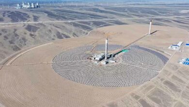 Deux tours et un parc de miroirs pour produire de l'énergie.