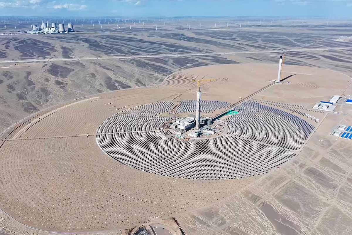 Deux tours et un parc de miroirs pour produire de l'énergie.