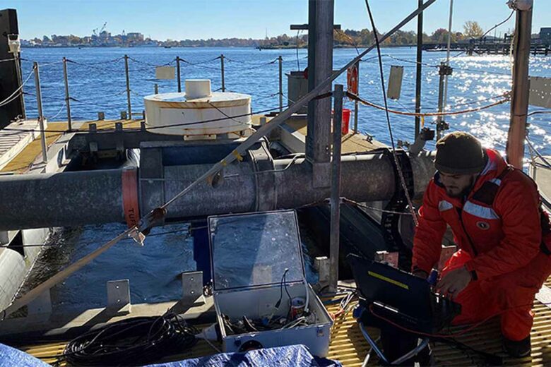 Mason Bichanich, doctorant, examine et résout les problèmes liés aux données sur les turbines marémotrices sur la plateforme de déploiement de l'Université du New Hampshire.