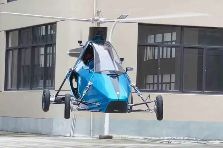 Une voiture volante aux allures d'hélicoptère monoplace.