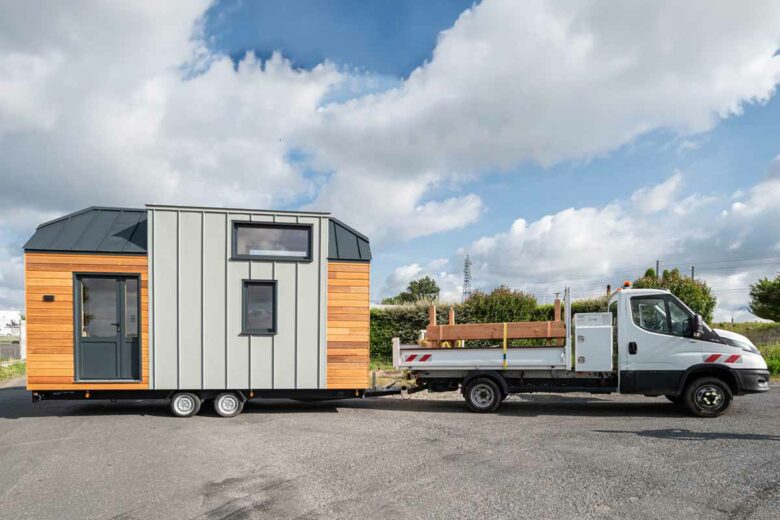 Transport d'une tiny house et de sa terrasse.