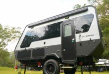 Une caravane destinée au marché Australien prévue pour le off-road et des séjours hors réseau.