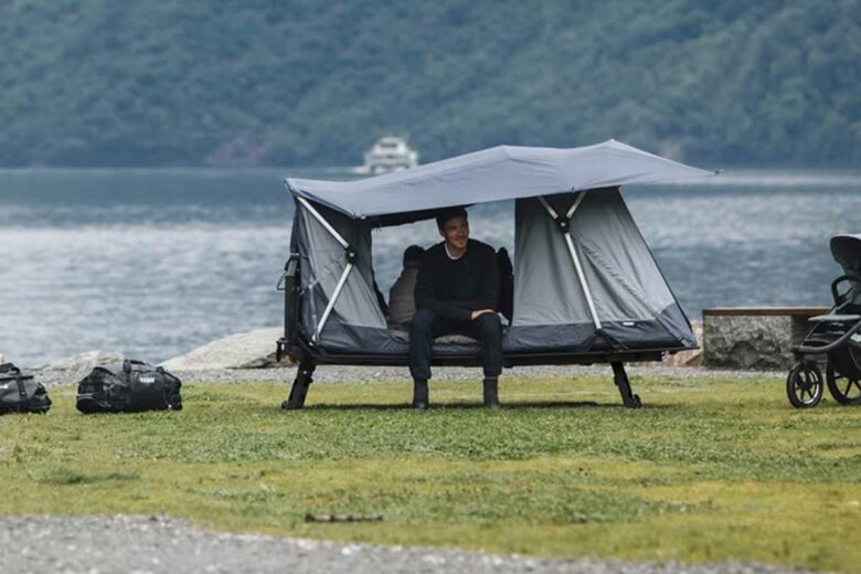 Cette tente est fournie avec une house imperméable.