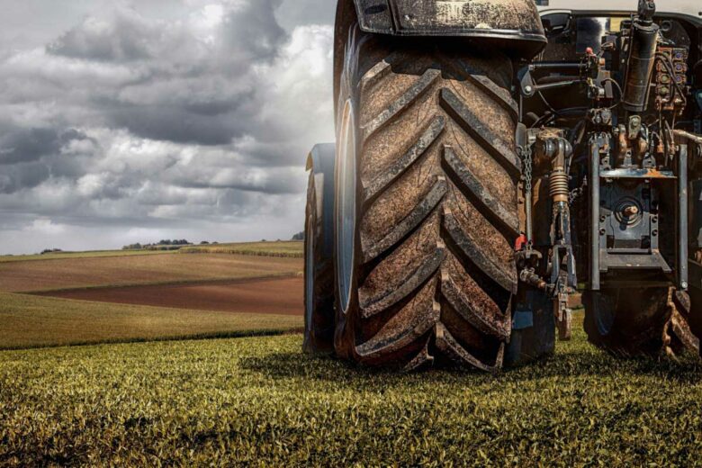 Un tracteur dans un champ.