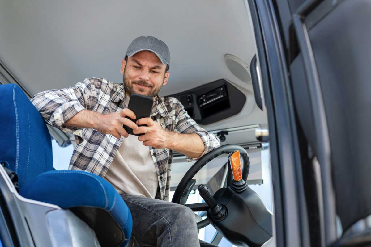 Un agriculteur qui consulte son téléphone.