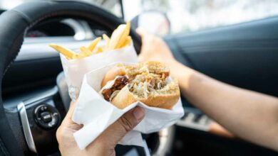 Manger au volant est un comportement dangereux.