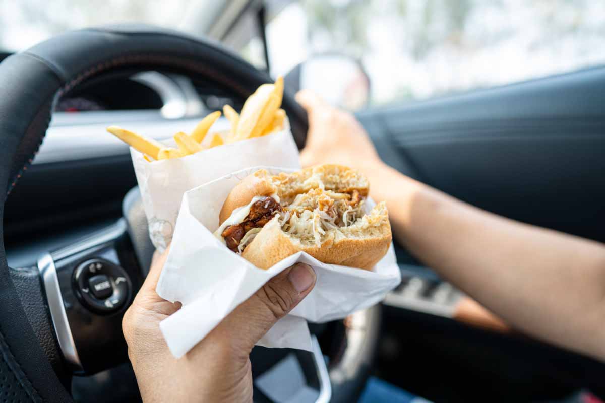 Manger au volant est un comportement dangereux.