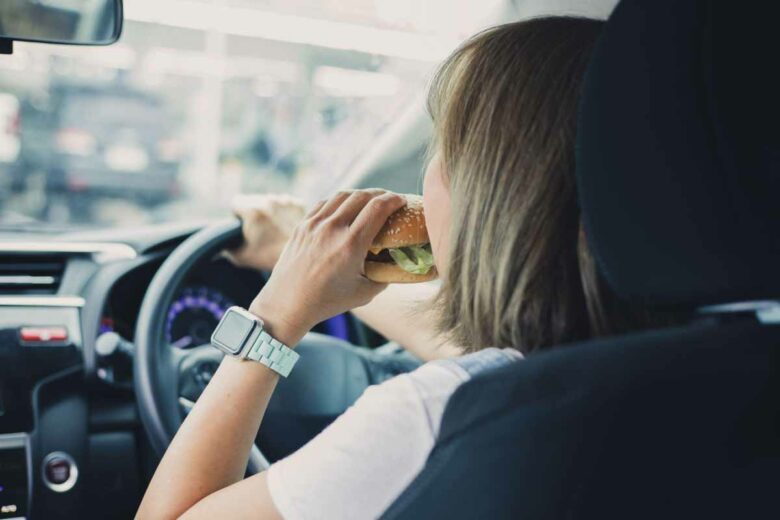 Manger au volant n'est pas une bonne idée.