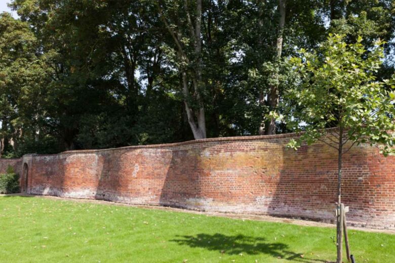 Les murs sinueux seraient une technique de construction Égyptienne.