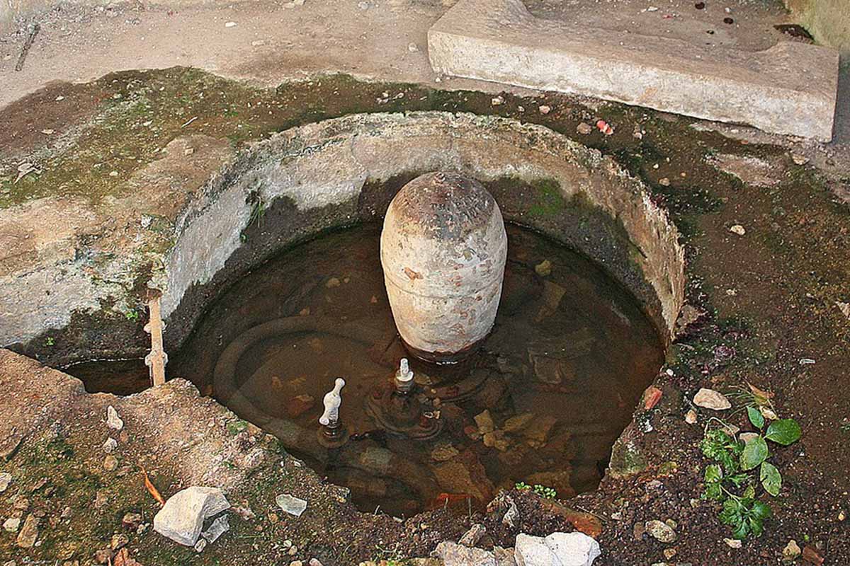 Une ancienne pompe bélier hydraulique dans le village de Vendeuvre-sur Barse.