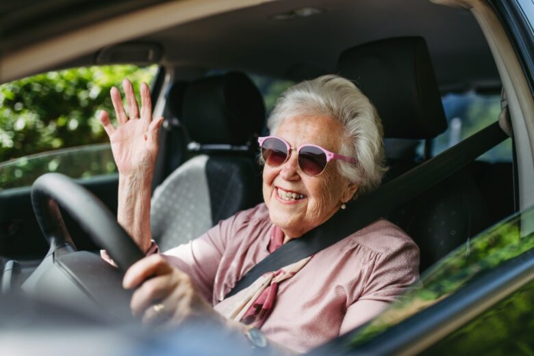 Personne âgée au volant d'une voiture.