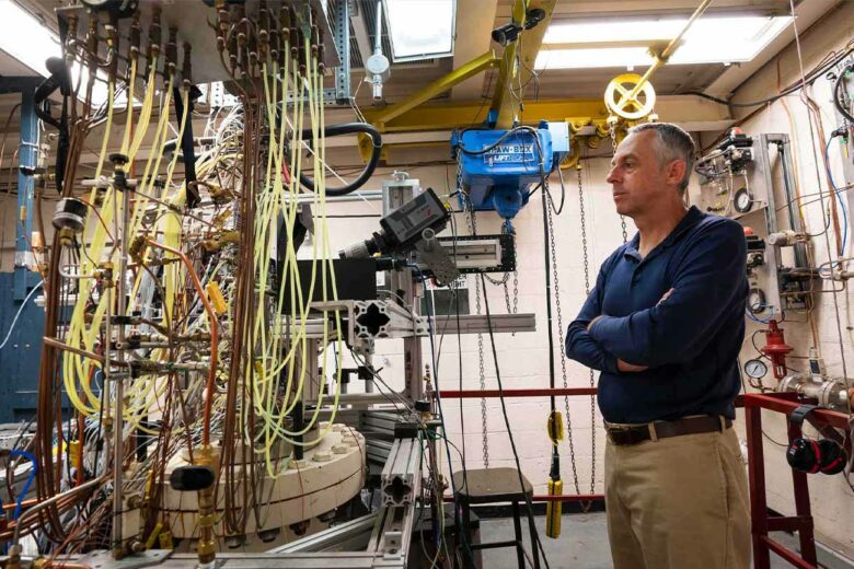 Le Professeur et directeur du laboratoire de recherche aérospatiale de l'UVA Christopher Goyne, examine certains des équipements de recherche que lui et ses étudiants utilisent pour étudier le vol hypersonique.