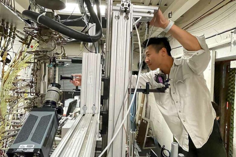 Max Chern, doctorant, examine la configuration de la soufflerie pour ses tests.