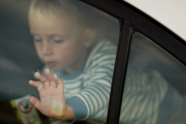 Chaque année des enfants sont oubliés dans des voitures entrainant des drames.