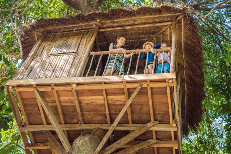 Une bien jolie cabane perchée dans un arbre.