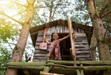 Une jeune fille ravie d'avoir une cabane.