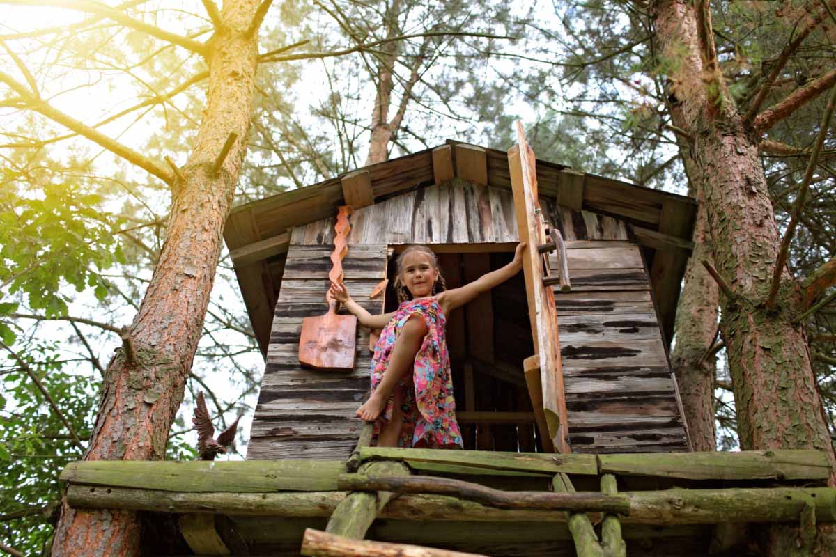 Une jeune fille ravie d'avoir une cabane.