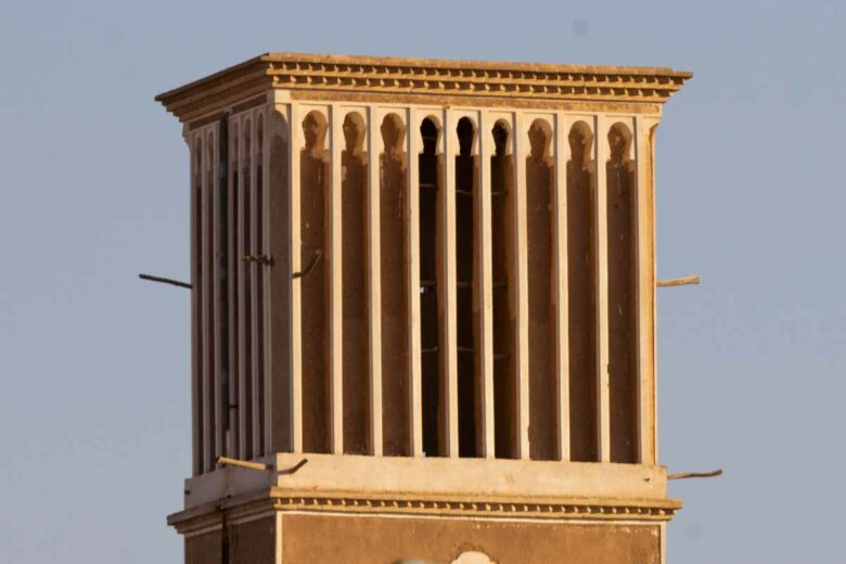 Un attrape-vent localement connu sous le nom de Badgir à Yazd en Iran est une structure low-tech qui permet de refroidir un bâtiment.