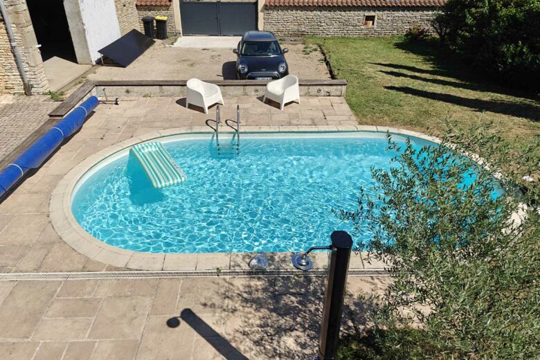 Une piscine remplie avec de l'eau d'un puits. 