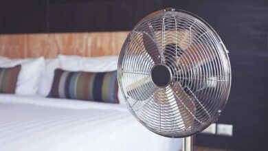 Dormir avec un ventilateur allumé pour supporter la chaleur.